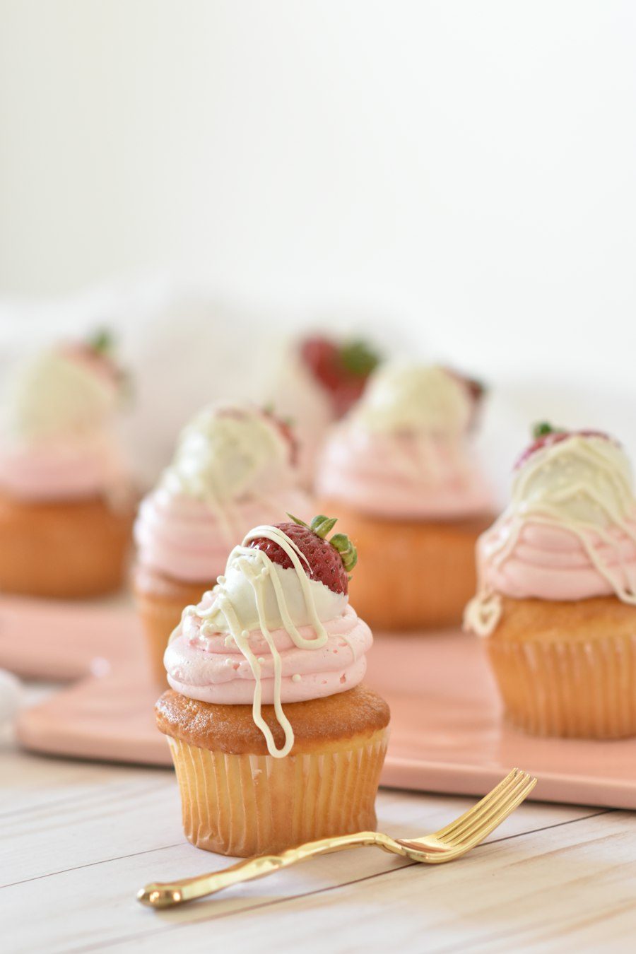 Bánh cupcake dâu trên khay hồng