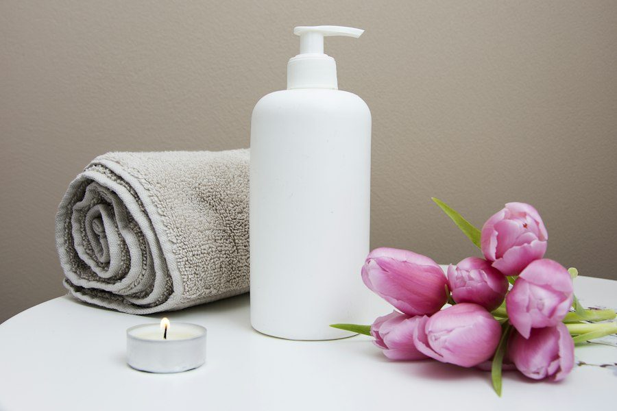 Khăn, nến và hoa trên bàn spa