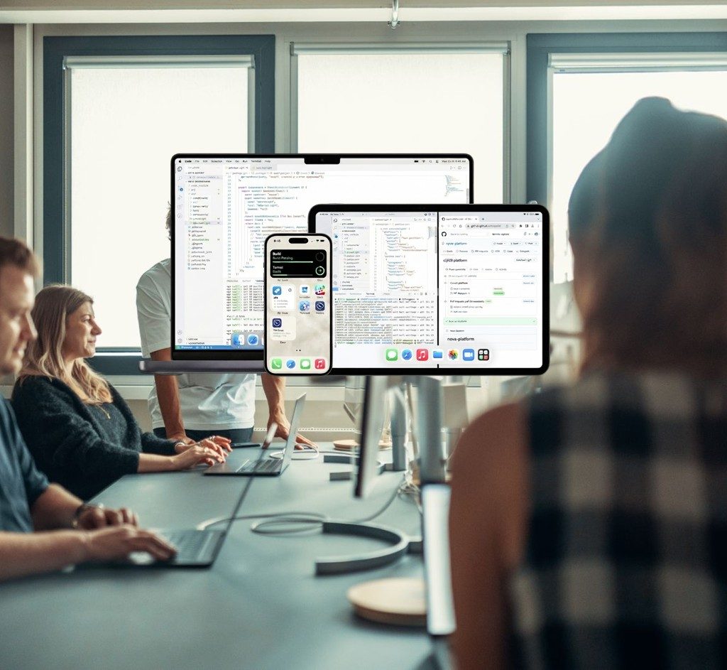 Nhóm phát triển website trên laptop, điện thoại và máy tính bảng