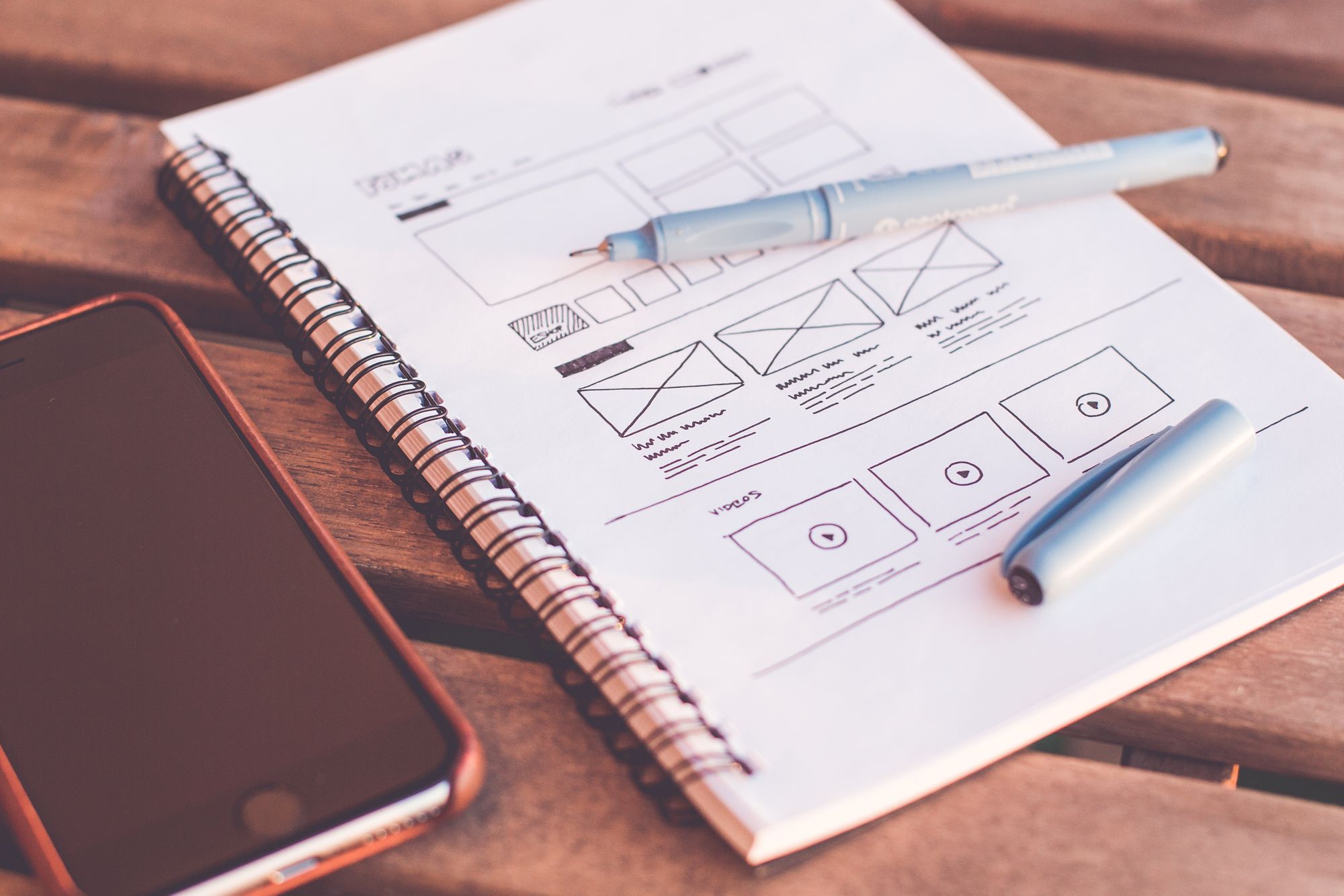 Sổ tay phác thảo bố cục trang web cạnh điện thoại